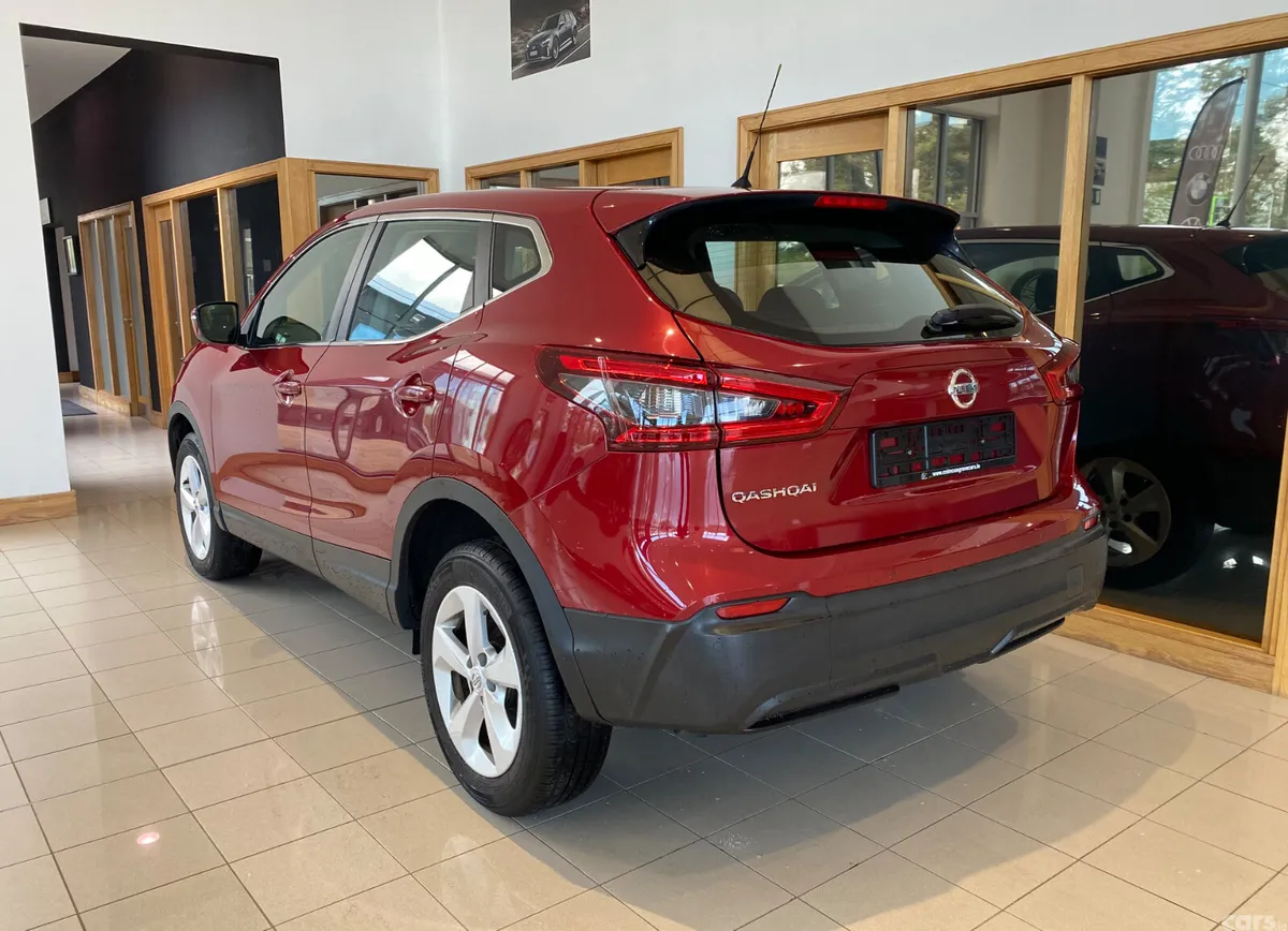 Nissan Qashqai Hatchback, Diesel, 2019, Red