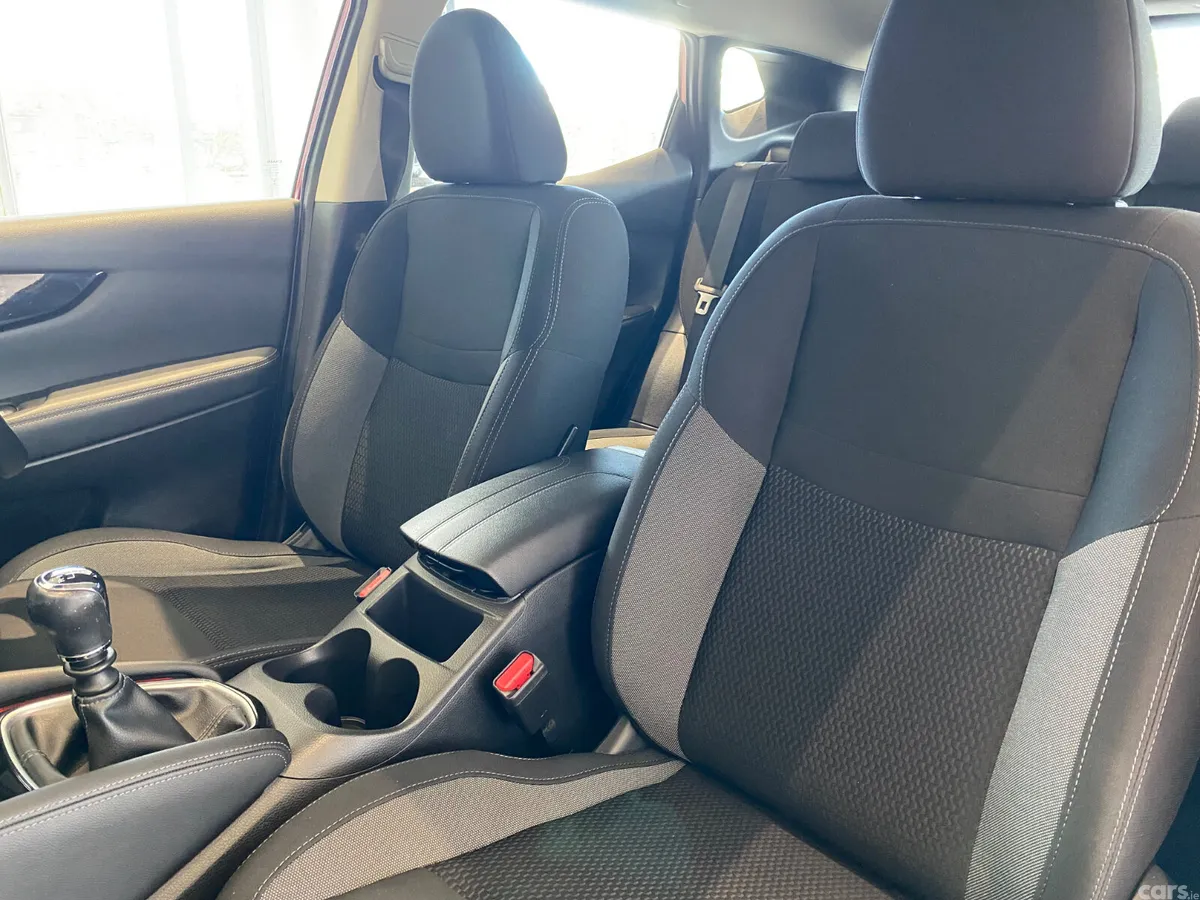 Nissan Qashqai Hatchback, Diesel, 2019, Red