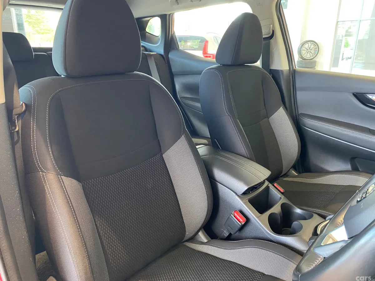 Nissan Qashqai Hatchback, Diesel, 2019, Red