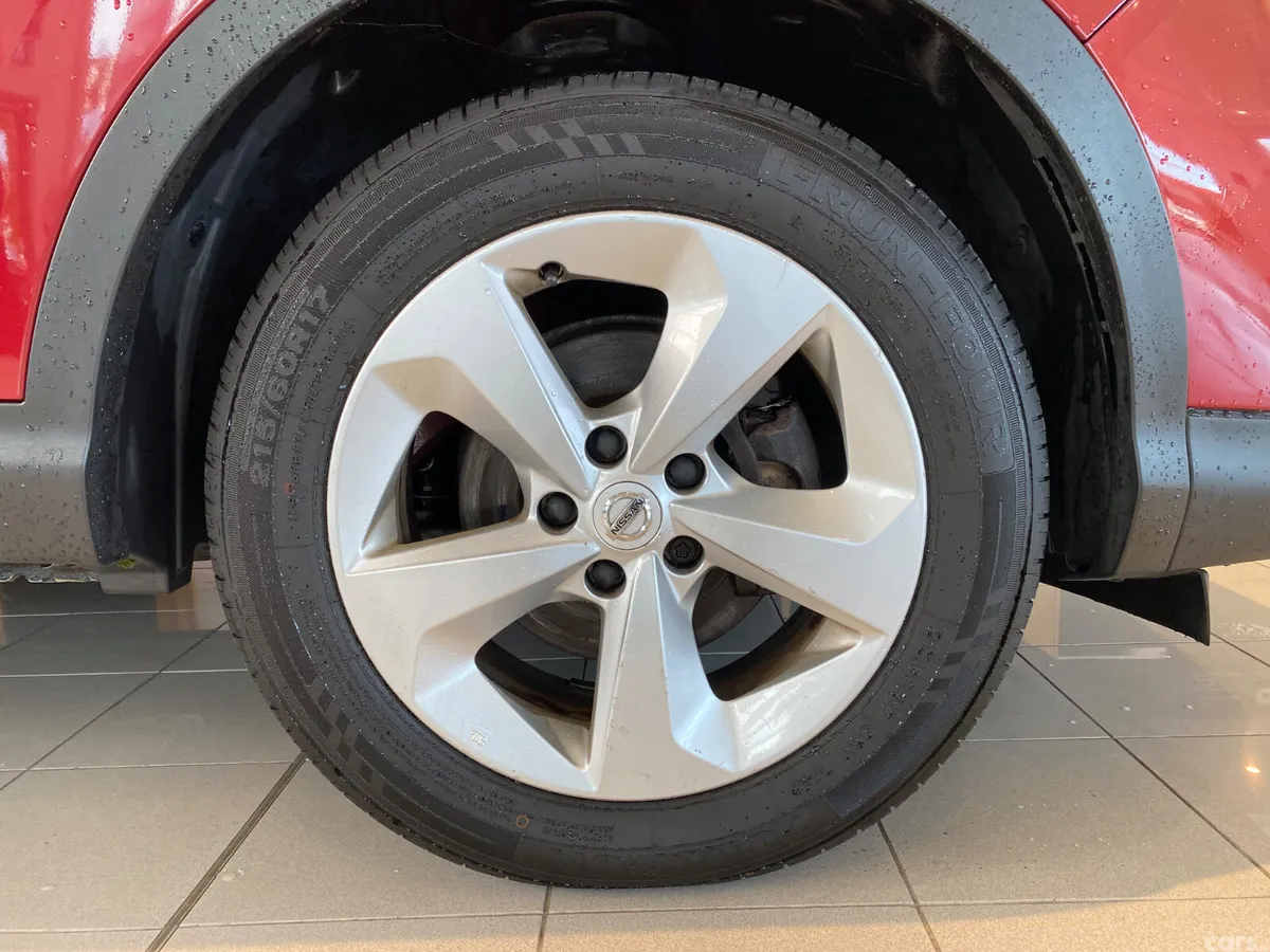 Nissan Qashqai Hatchback, Diesel, 2019, Red