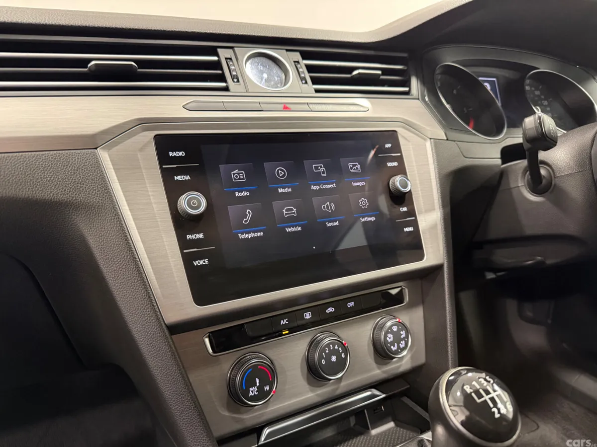 Volkswagen Passat Saloon, Diesel, 2018, Silver