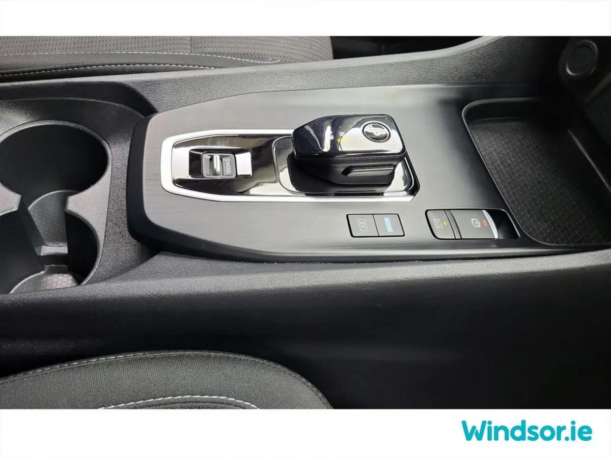 Nissan Qashqai MPV, Petrol Hybrid, 2024, White