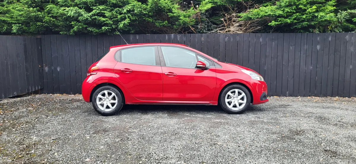 Peugeot 208 Hatchback, Petrol, 2017, Red