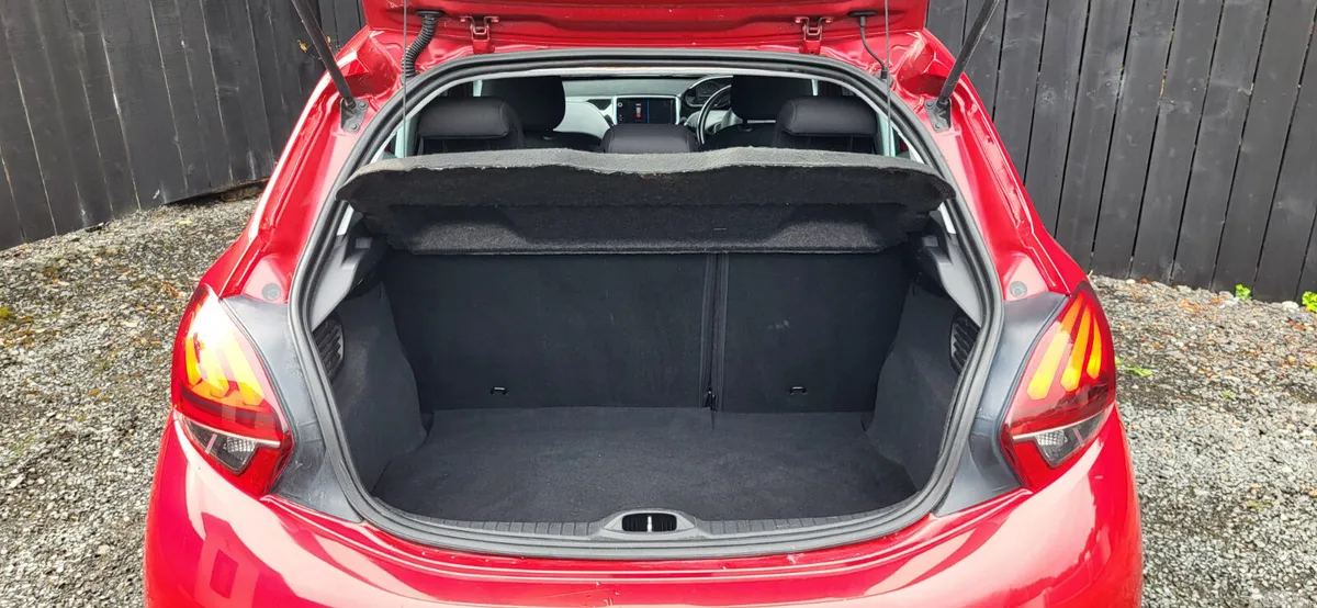 Peugeot 208 Hatchback, Petrol, 2017, Red
