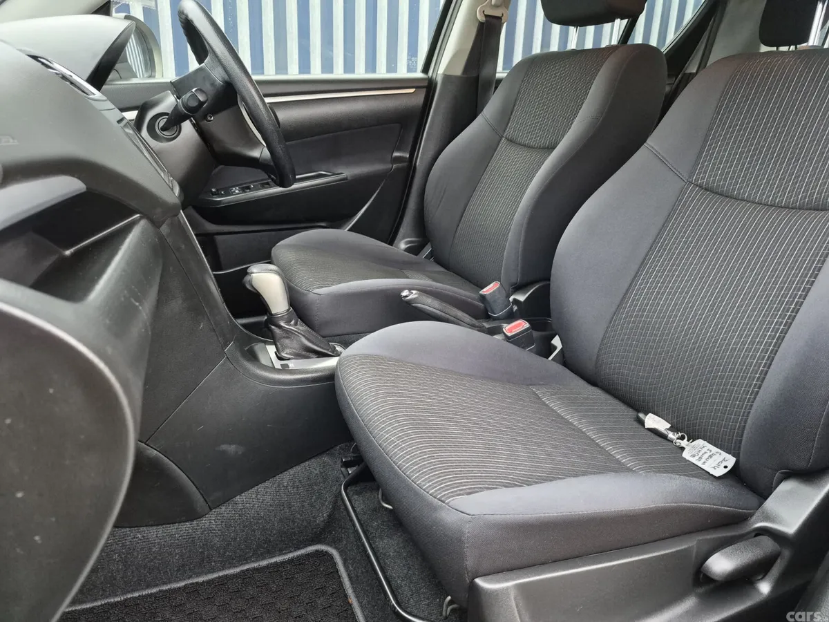Suzuki Swift Hatchback, Petrol, 2014, Silver