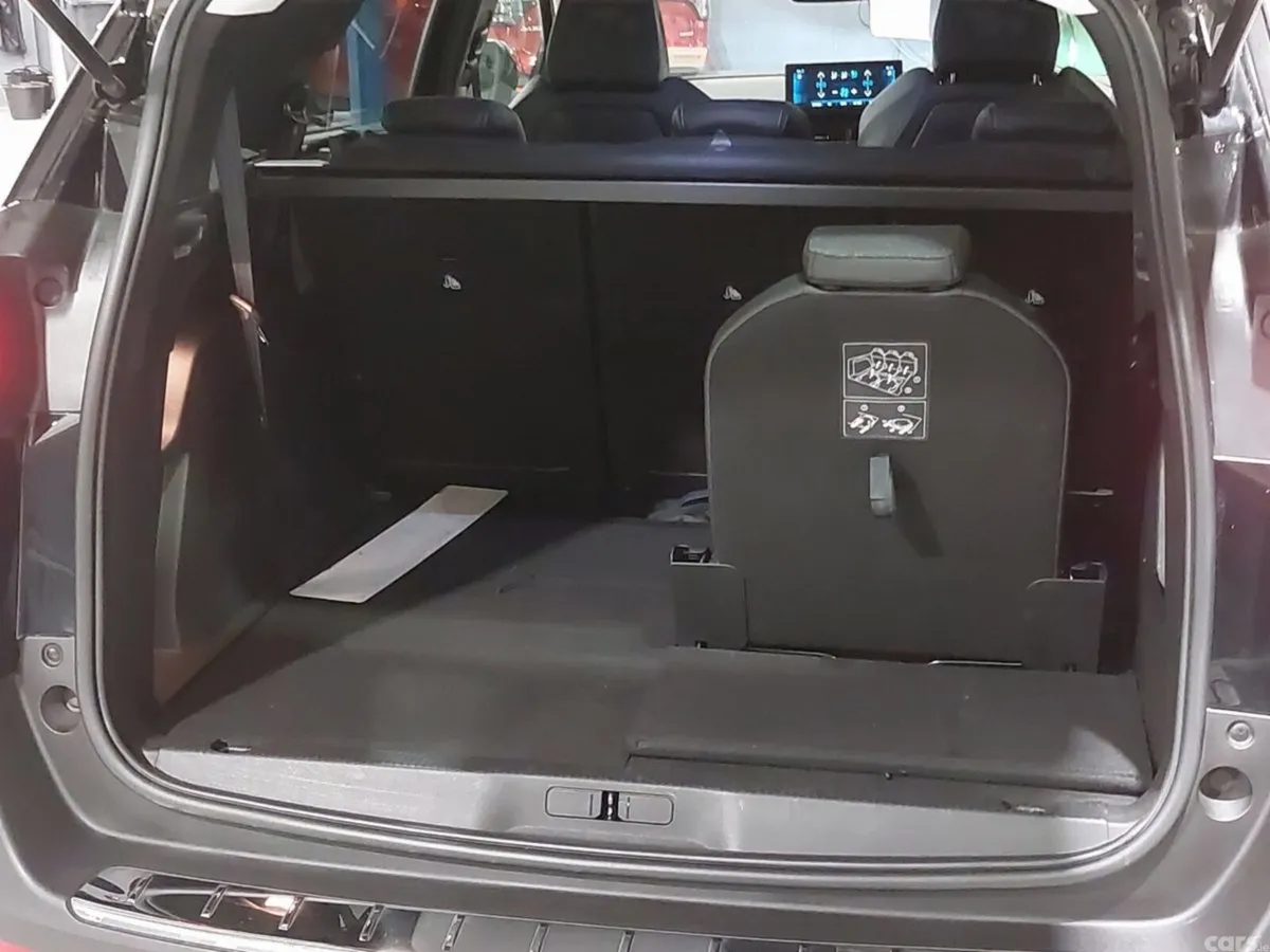 Peugeot 5008 MPV, Petrol, 2022, Black