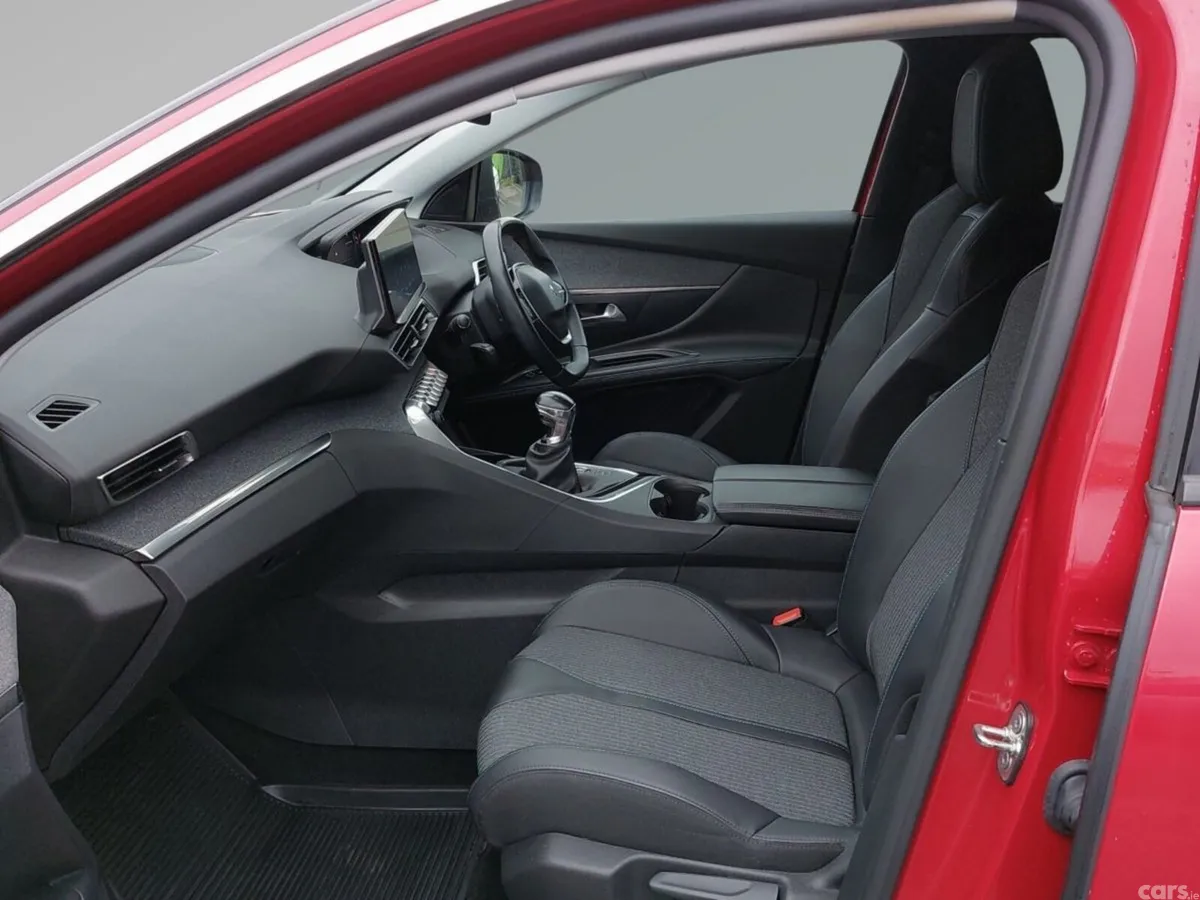 Peugeot 5008 MPV, Petrol, 2022, Red