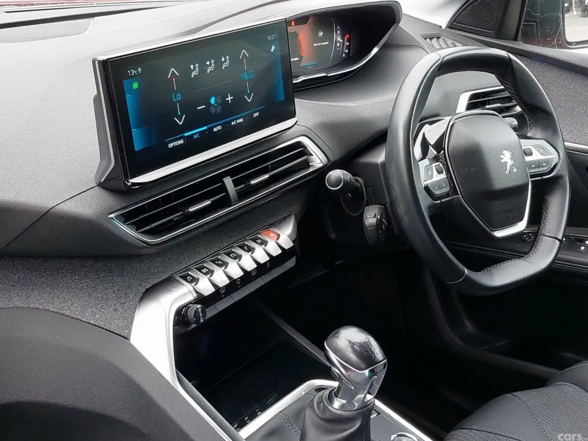 Peugeot 5008 MPV, Petrol, 2022, Red