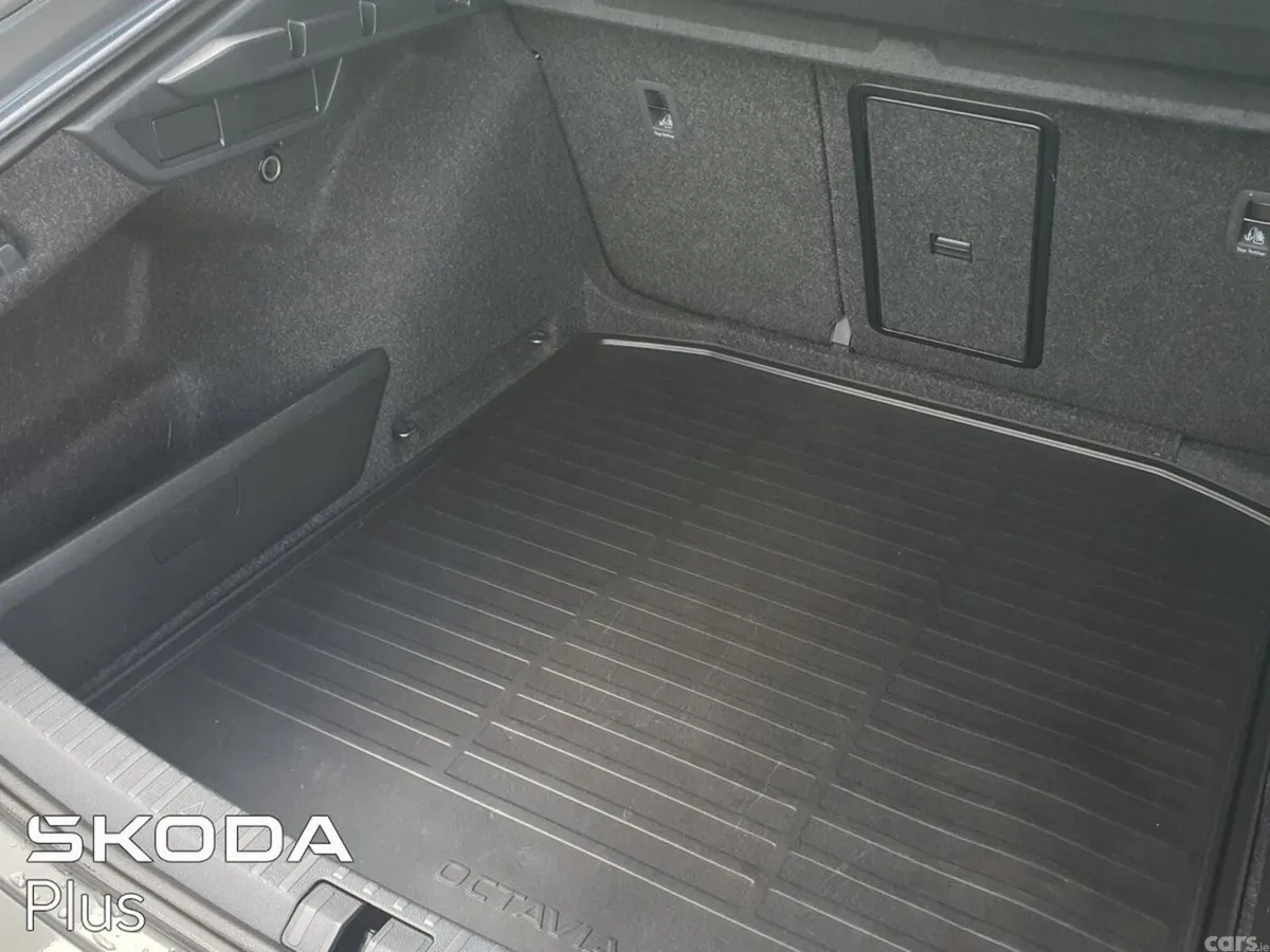 Skoda Octavia Saloon, Diesel, 2024, Grey