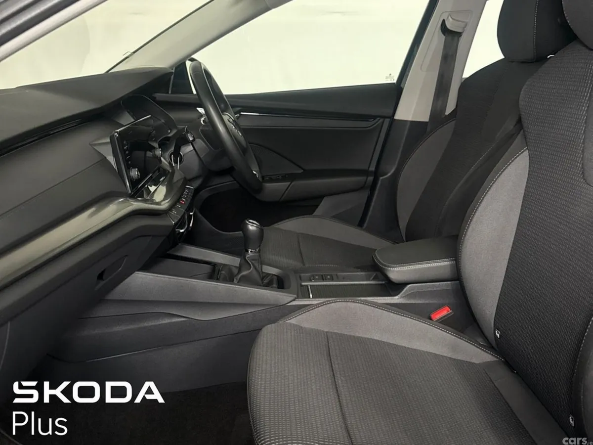 Skoda Octavia Saloon, Petrol, 2024, Blue
