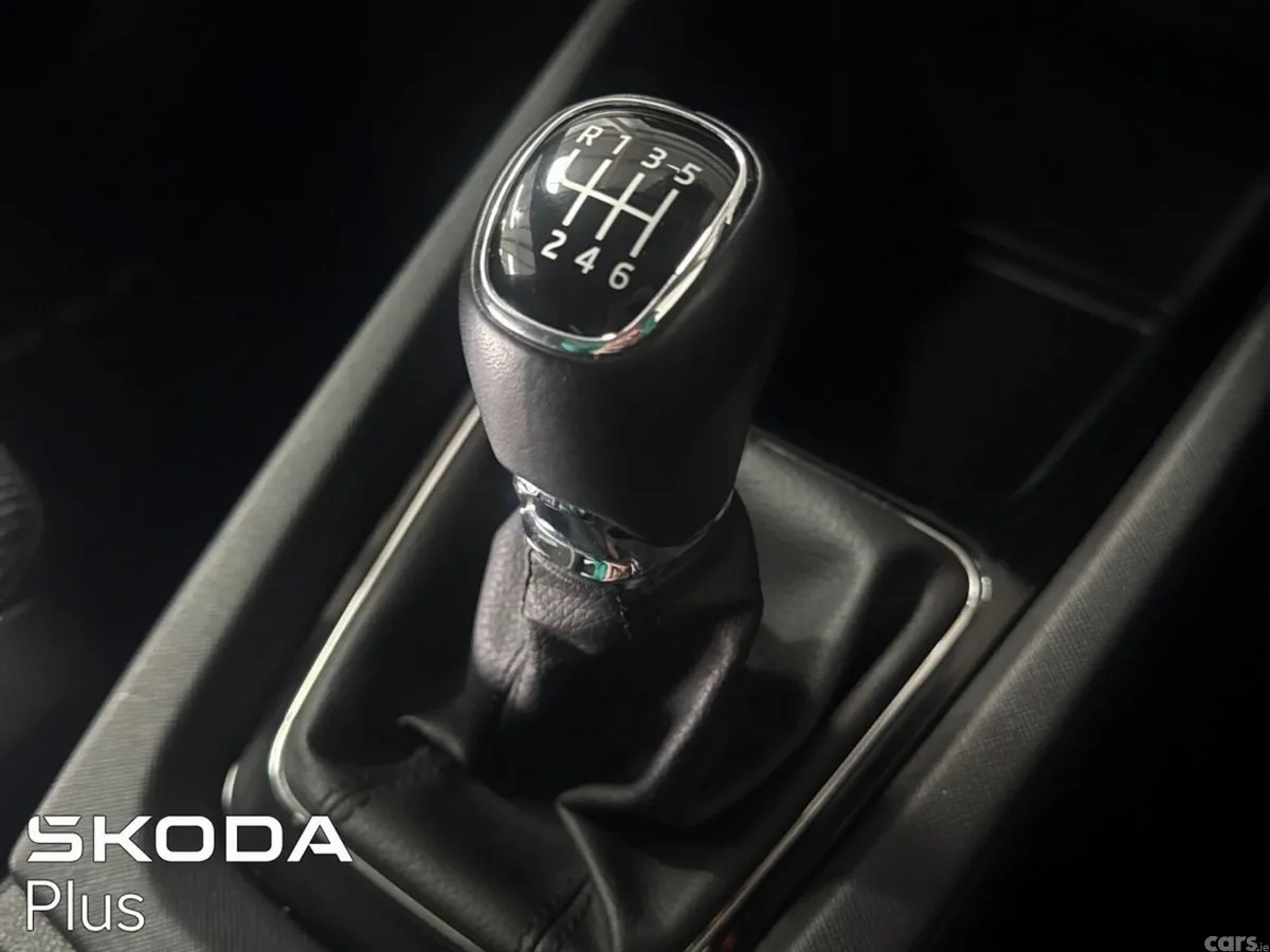 Skoda Octavia Saloon, Petrol, 2024, Blue