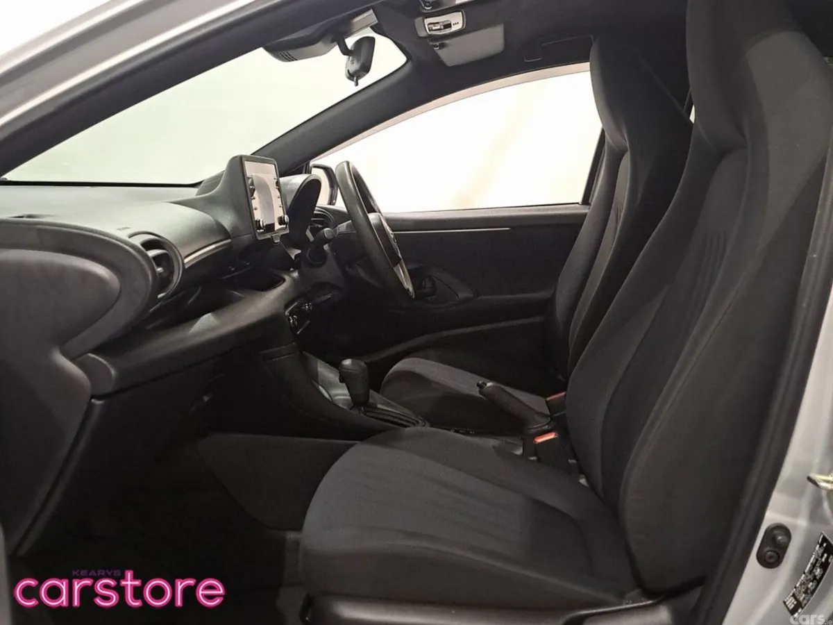 Toyota Yaris Hatchback, Petrol Hybrid, 2023, Silver