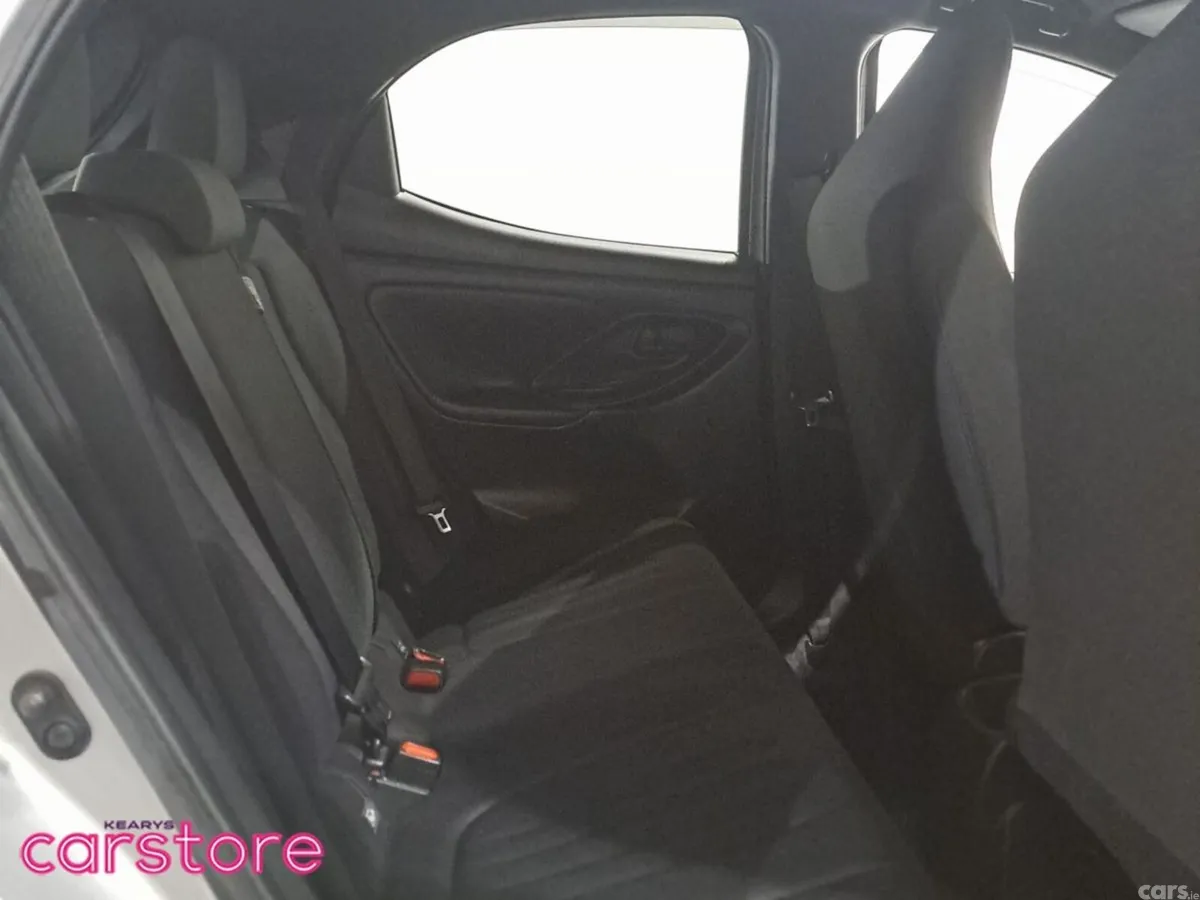 Toyota Yaris Hatchback, Petrol Hybrid, 2023, Silver