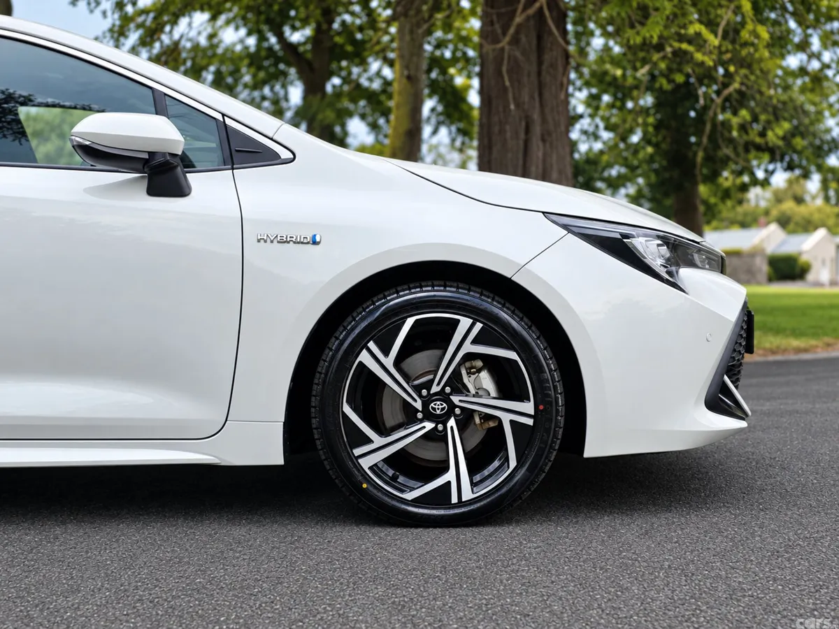 Toyota Corolla Hatchback, Petrol Hybrid, 2018, White