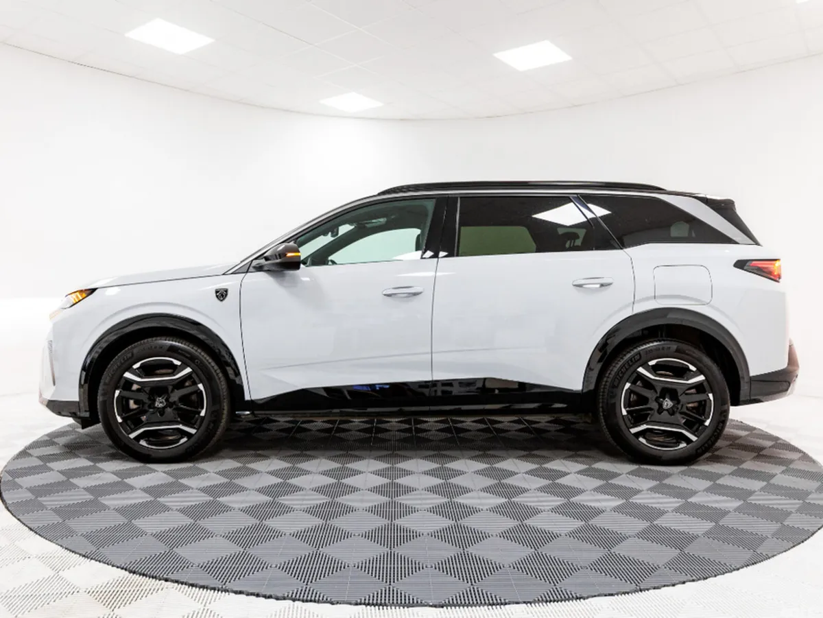 Peugeot 5008 SUV, Electric, 2025, White