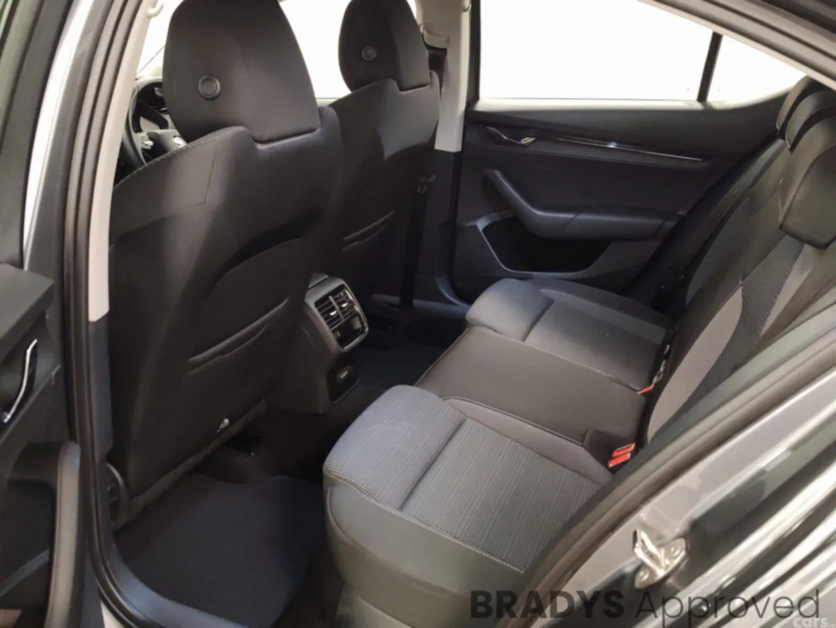 Skoda Octavia Hatchback, Diesel, 2023, Grey