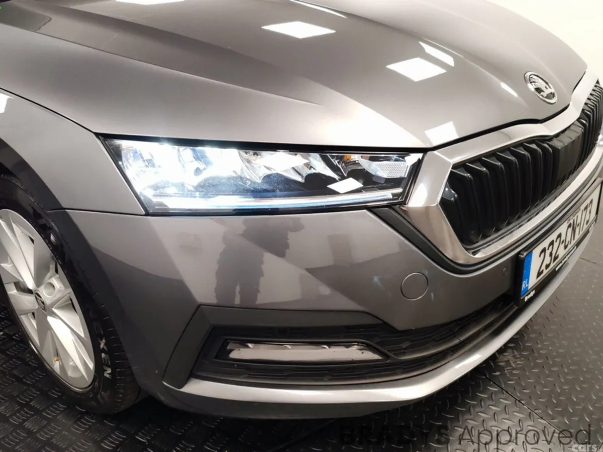 Skoda Octavia Hatchback, Diesel, 2023, Grey