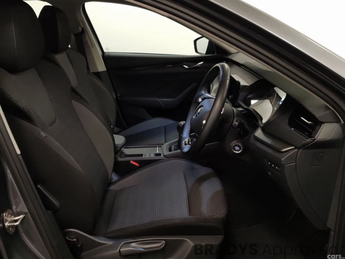 Skoda Octavia Hatchback, Diesel, 2023, Grey