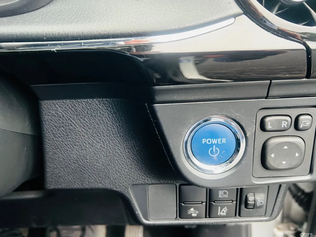 Toyota Corolla Estate, Petrol Hybrid, 2018, Silver