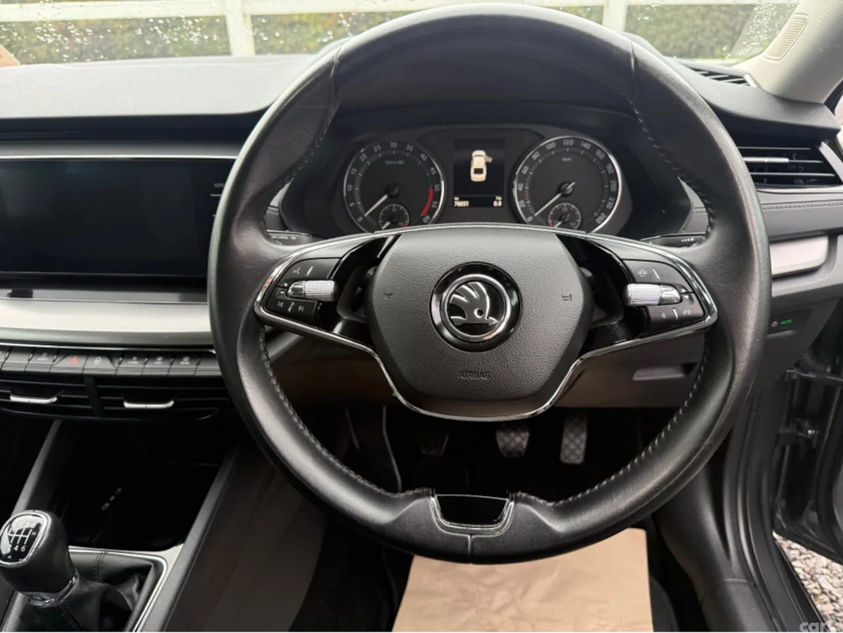 Skoda Octavia Saloon, Diesel, 2023, Grey