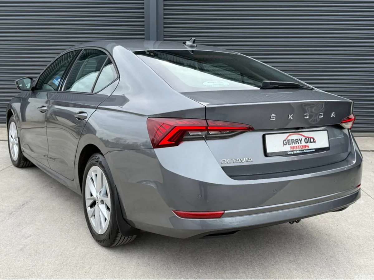 Skoda Octavia Saloon, Diesel, 2023, Grey
