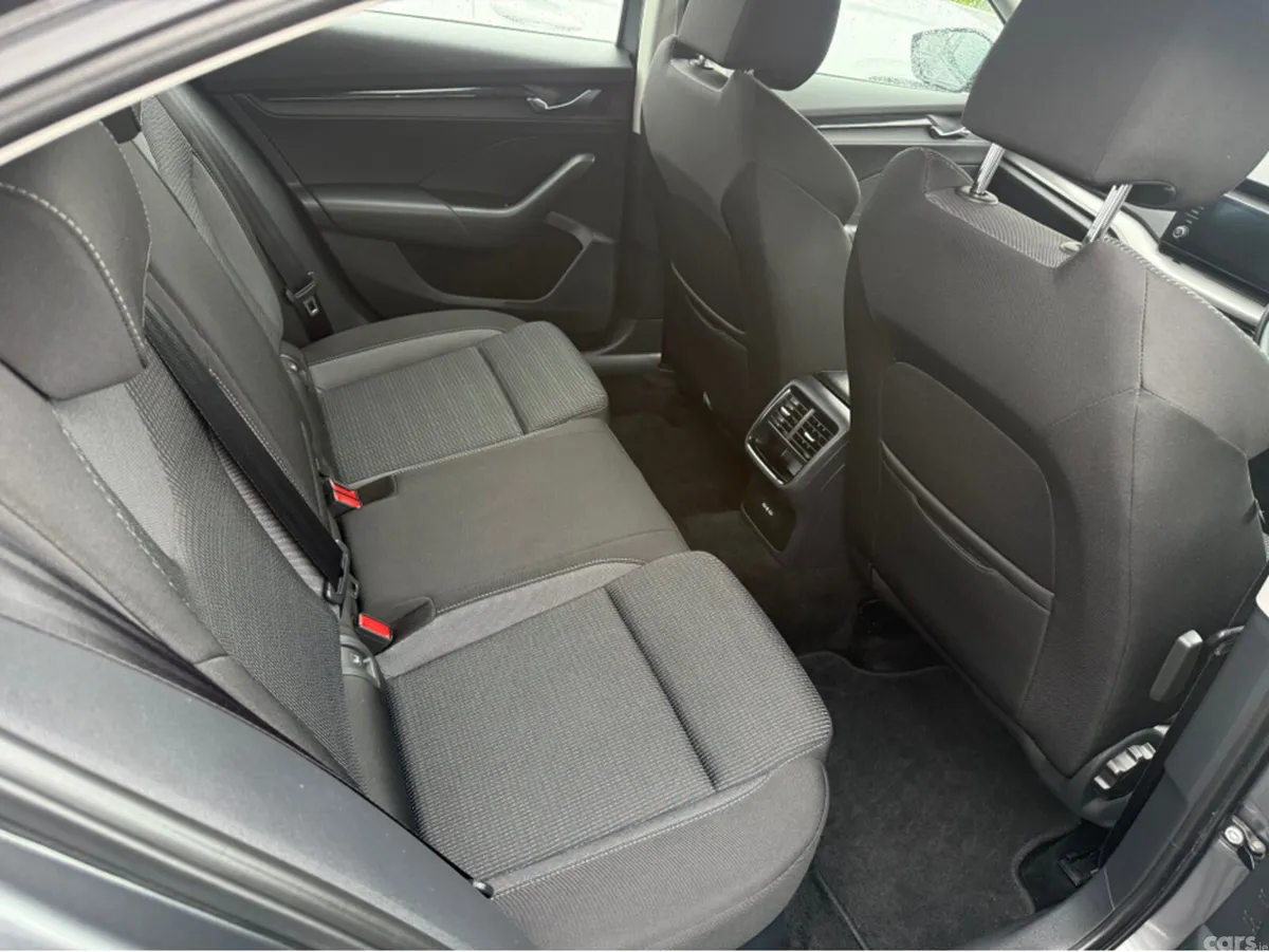 Skoda Octavia Saloon, Diesel, 2023, Grey