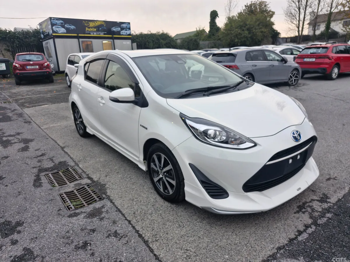 Toyota Aqua Hatchback, Petrol Hybrid, 2017, White