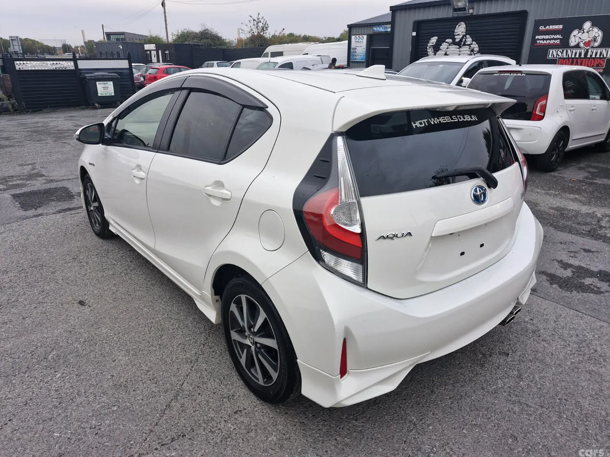Toyota Aqua Hatchback, Petrol Hybrid, 2017, White