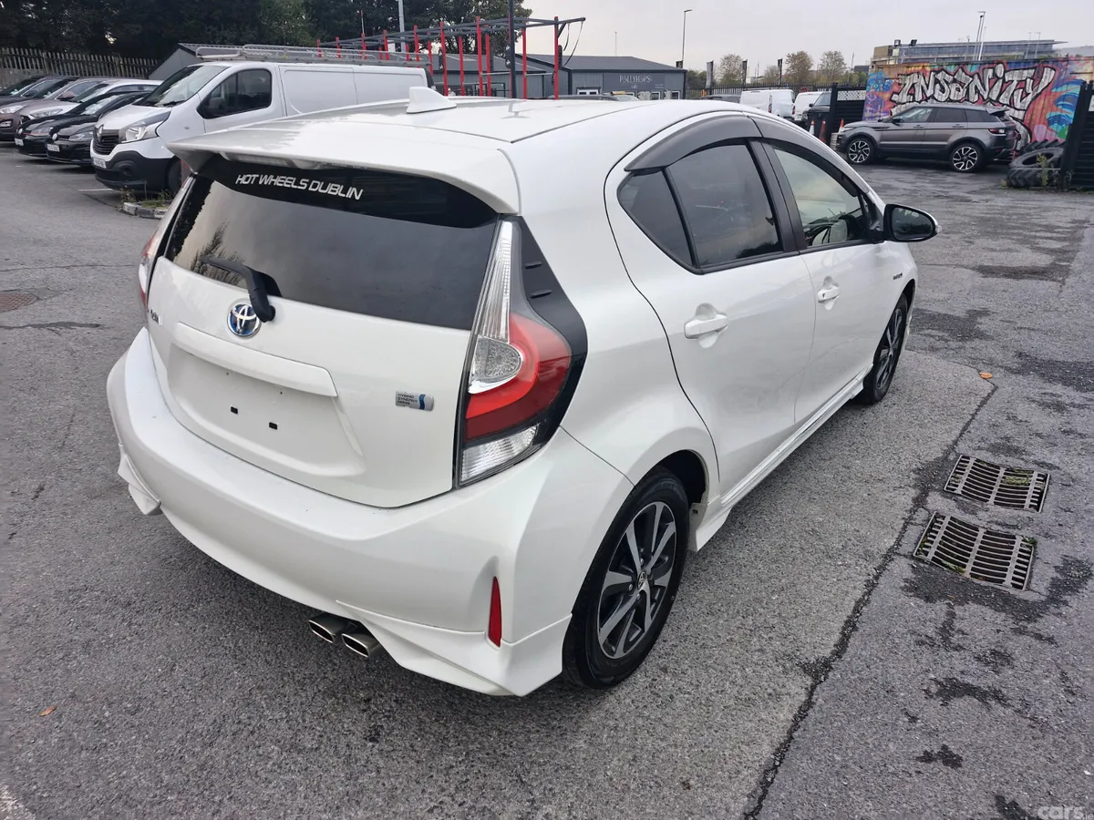Toyota Aqua Hatchback, Petrol Hybrid, 2017, White