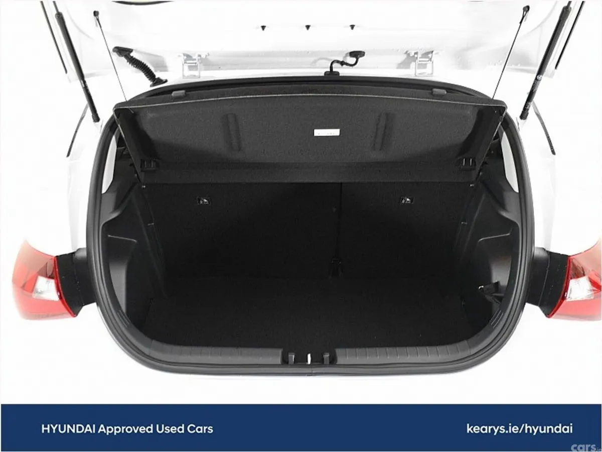 Hyundai i20 Hatchback, Petrol, 2023, White