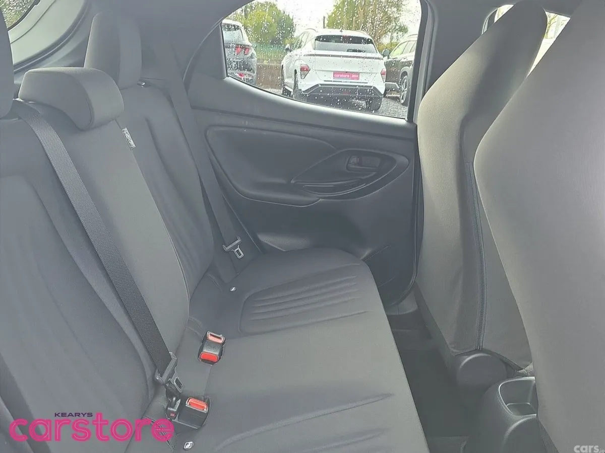 Toyota Yaris Hatchback, Petrol Hybrid, 2021, White