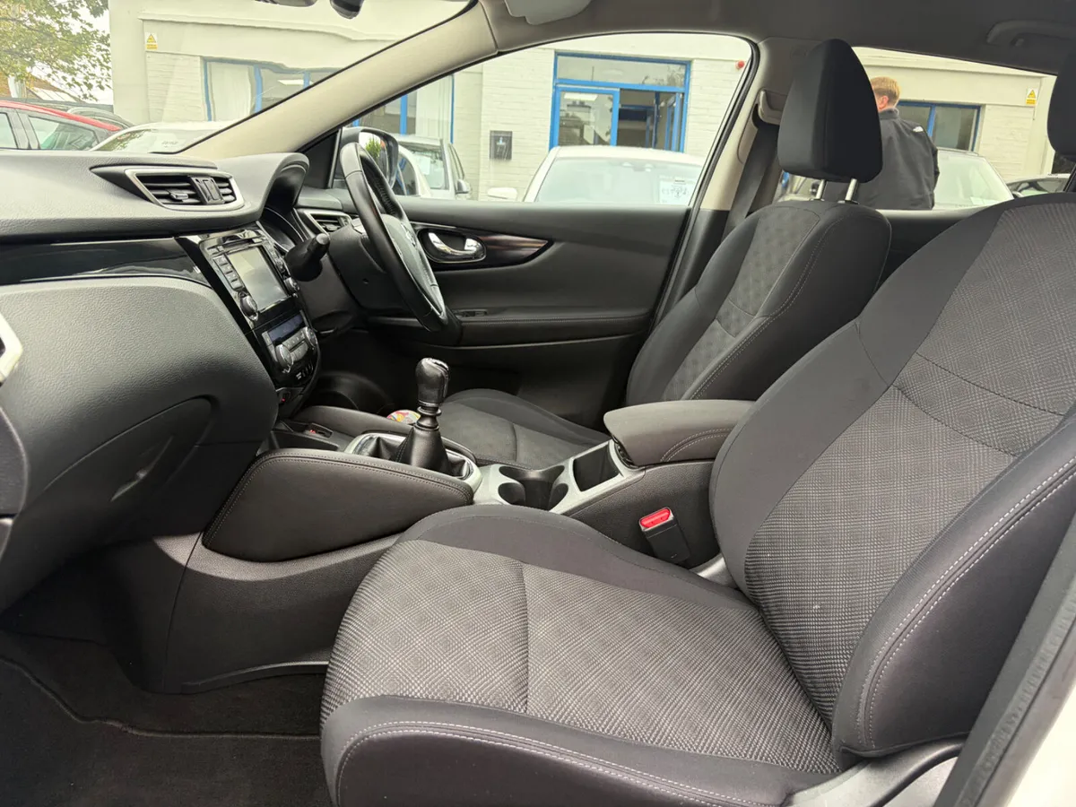Nissan Qashqai Hatchback, Petrol, 2016, White