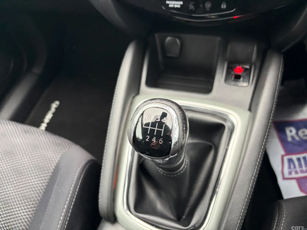 Nissan Qashqai Hatchback, Petrol, 2016, White