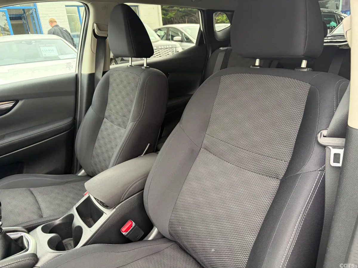 Nissan Qashqai Hatchback, Petrol, 2016, White
