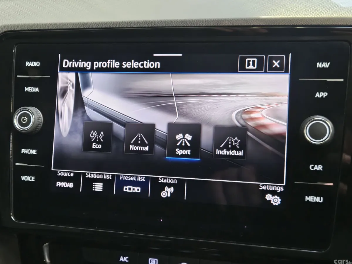 Volkswagen Passat Saloon, Diesel, 2022, Blue