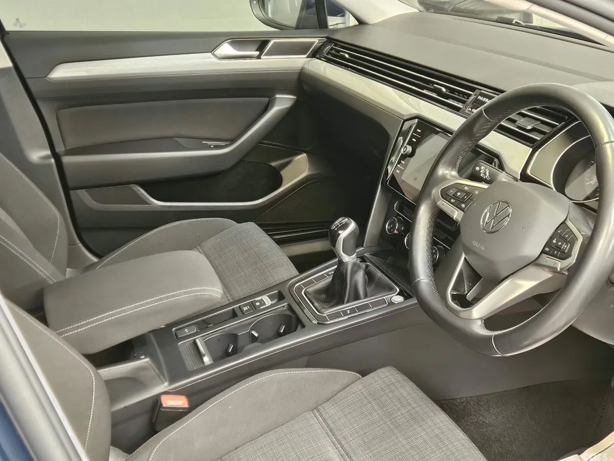 Volkswagen Passat Saloon, Diesel, 2022, Blue