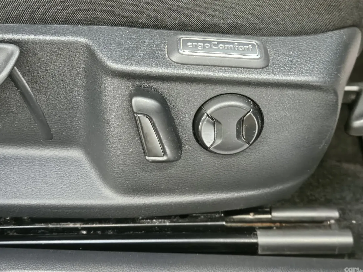 Volkswagen Passat Saloon, Diesel, 2022, Blue