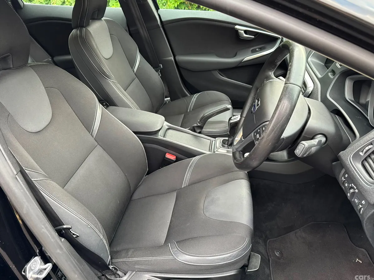 Volvo V40 Hatchback, Diesel, 2015, Black