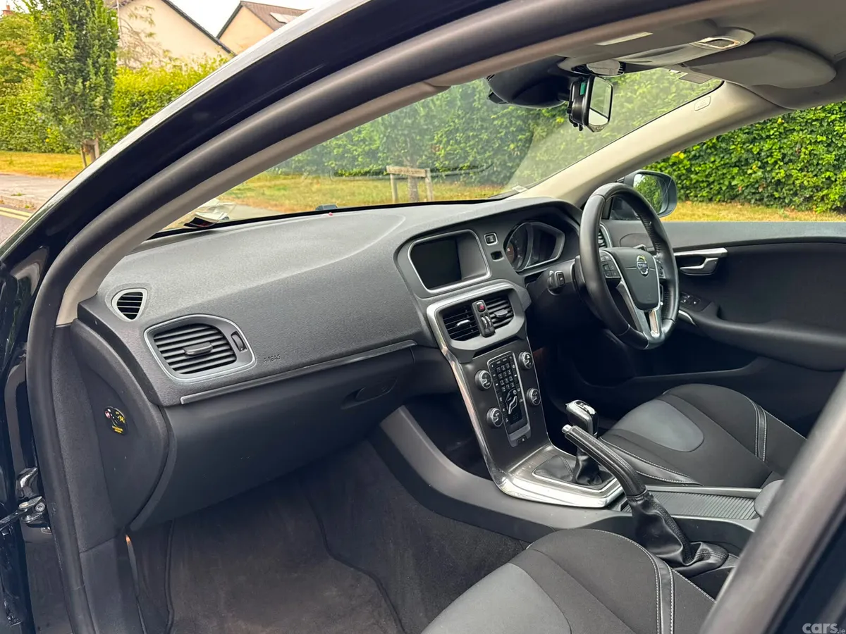 Volvo V40 Hatchback, Diesel, 2015, Black