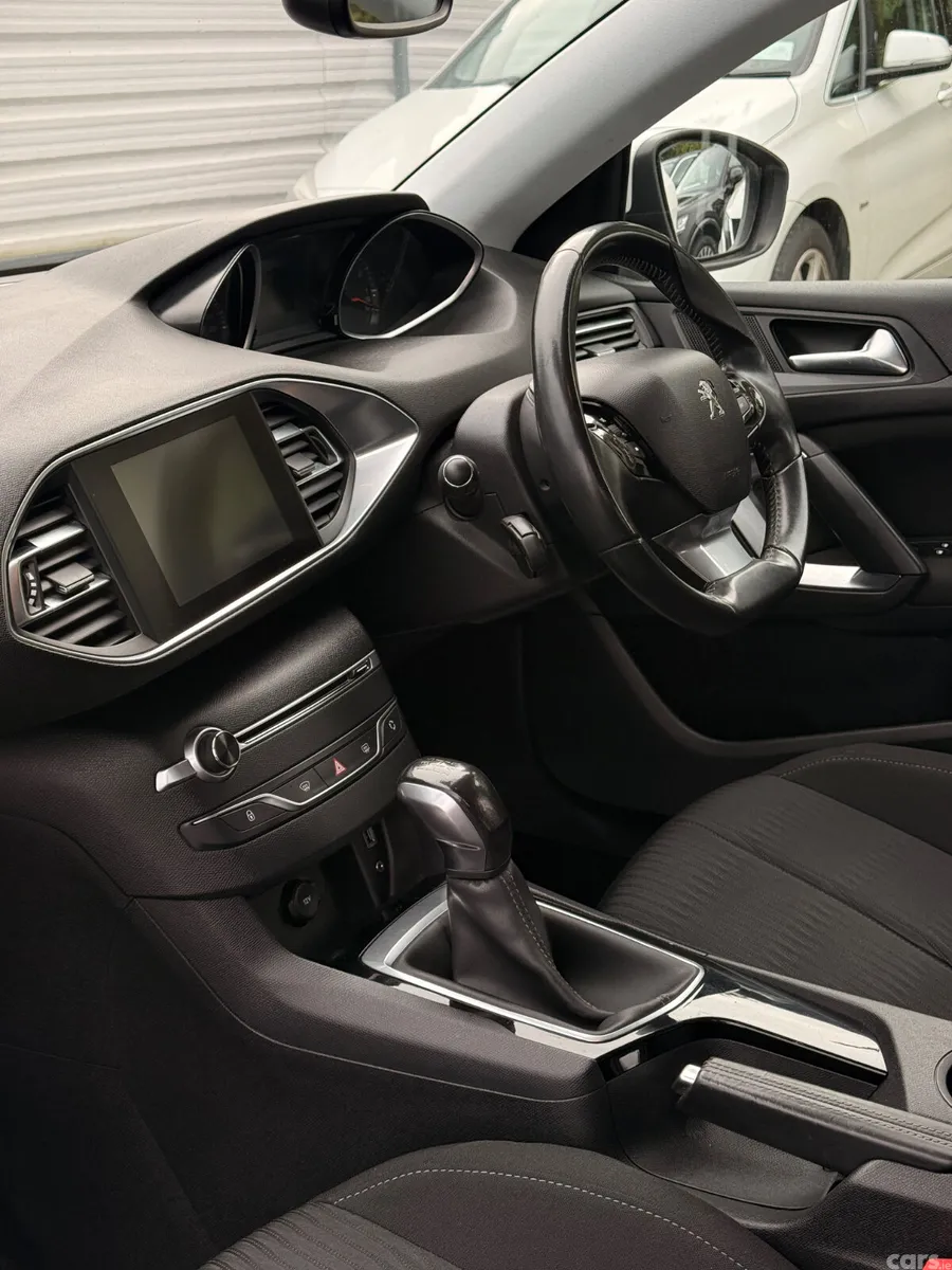 Peugeot 308 Hatchback, Petrol, 2014, White