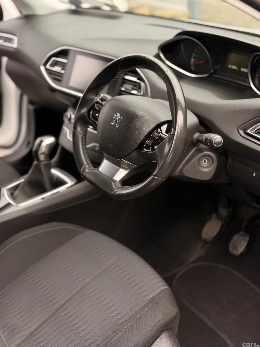 Peugeot 308 Hatchback, Petrol, 2014, White