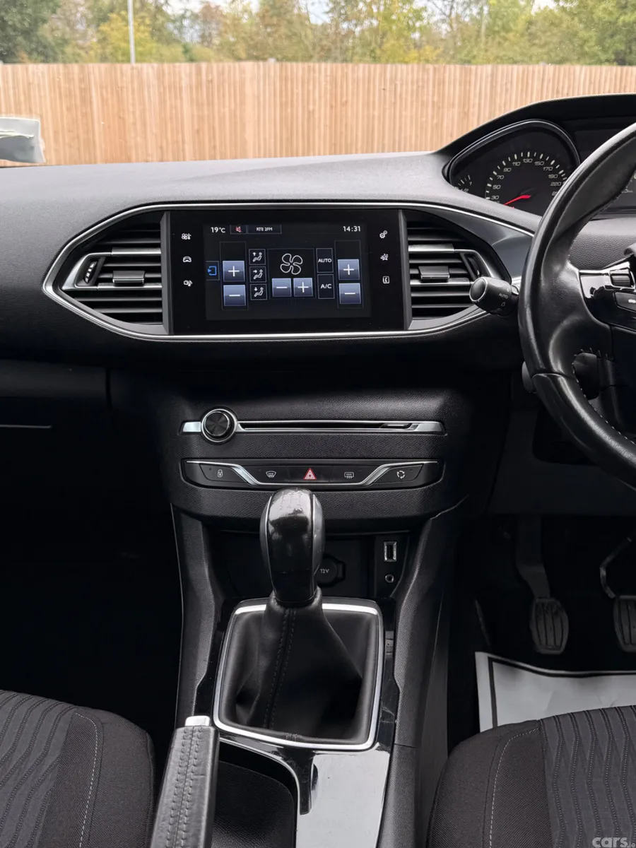 Peugeot 308 Hatchback, Petrol, 2014, White