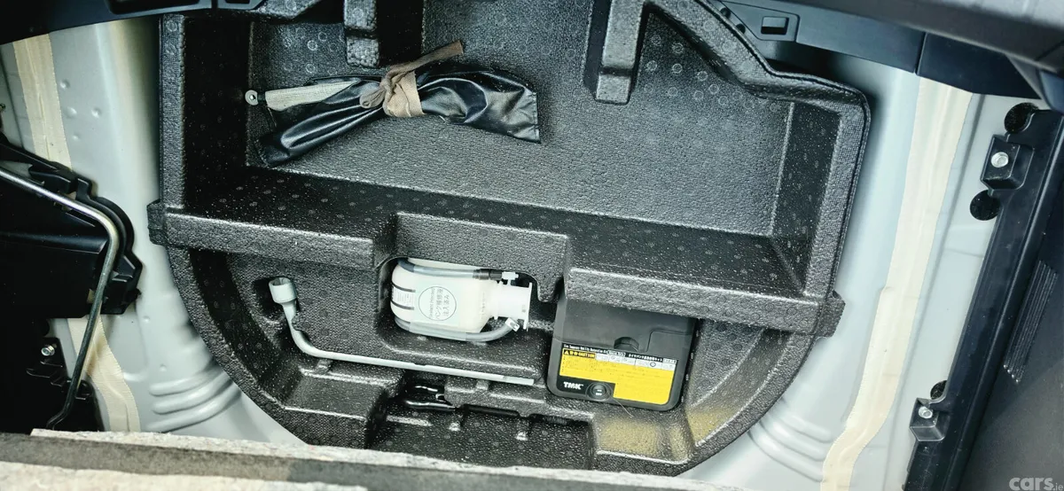 Toyota Vitz Hatchback, Petrol, 2014, Silver