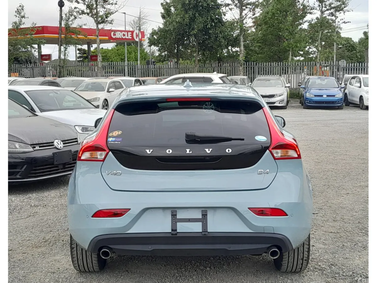 Volvo V40 Hatchback, Diesel, 2018, Green
