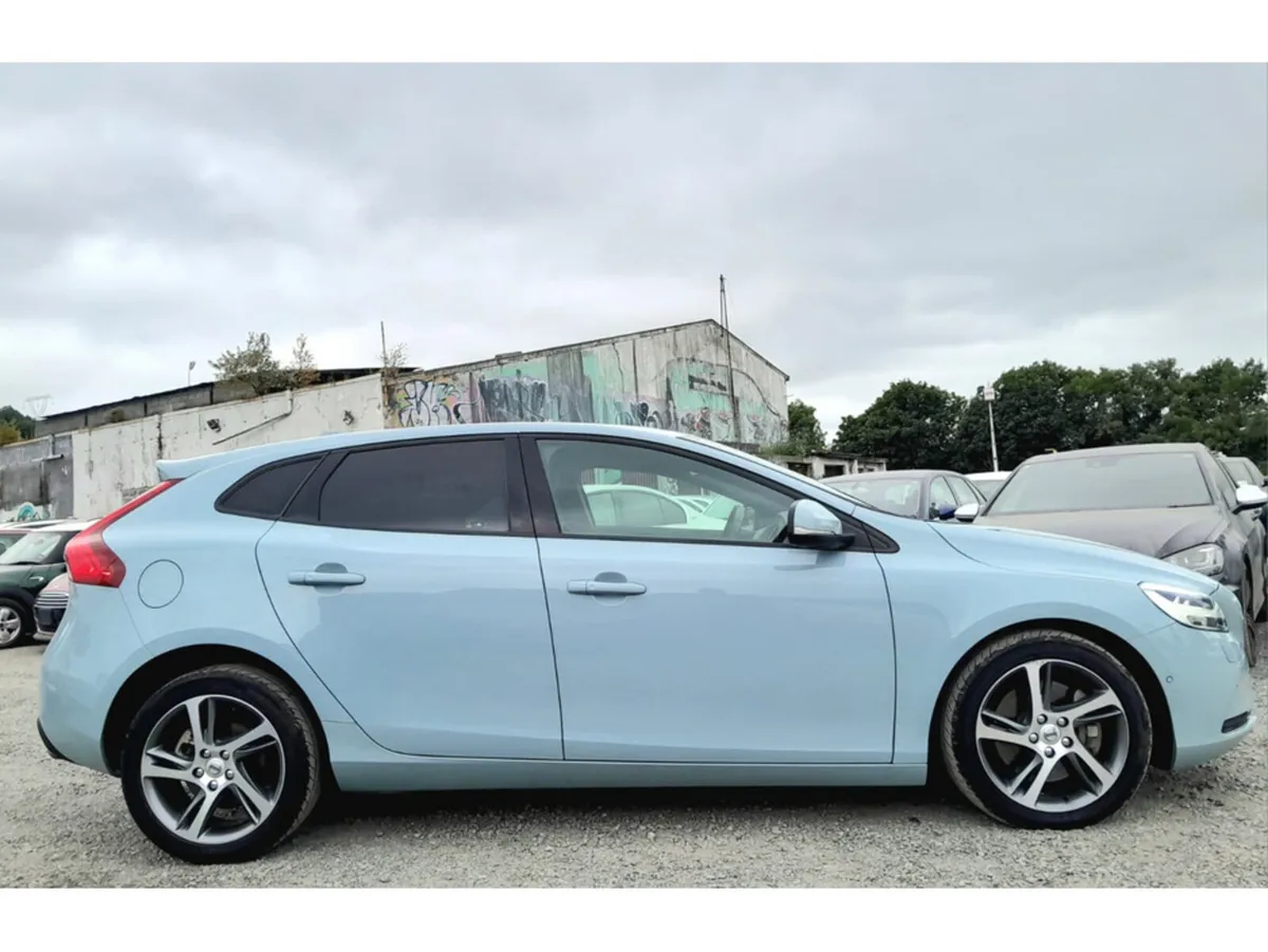 Volvo V40 Hatchback, Diesel, 2018, Green