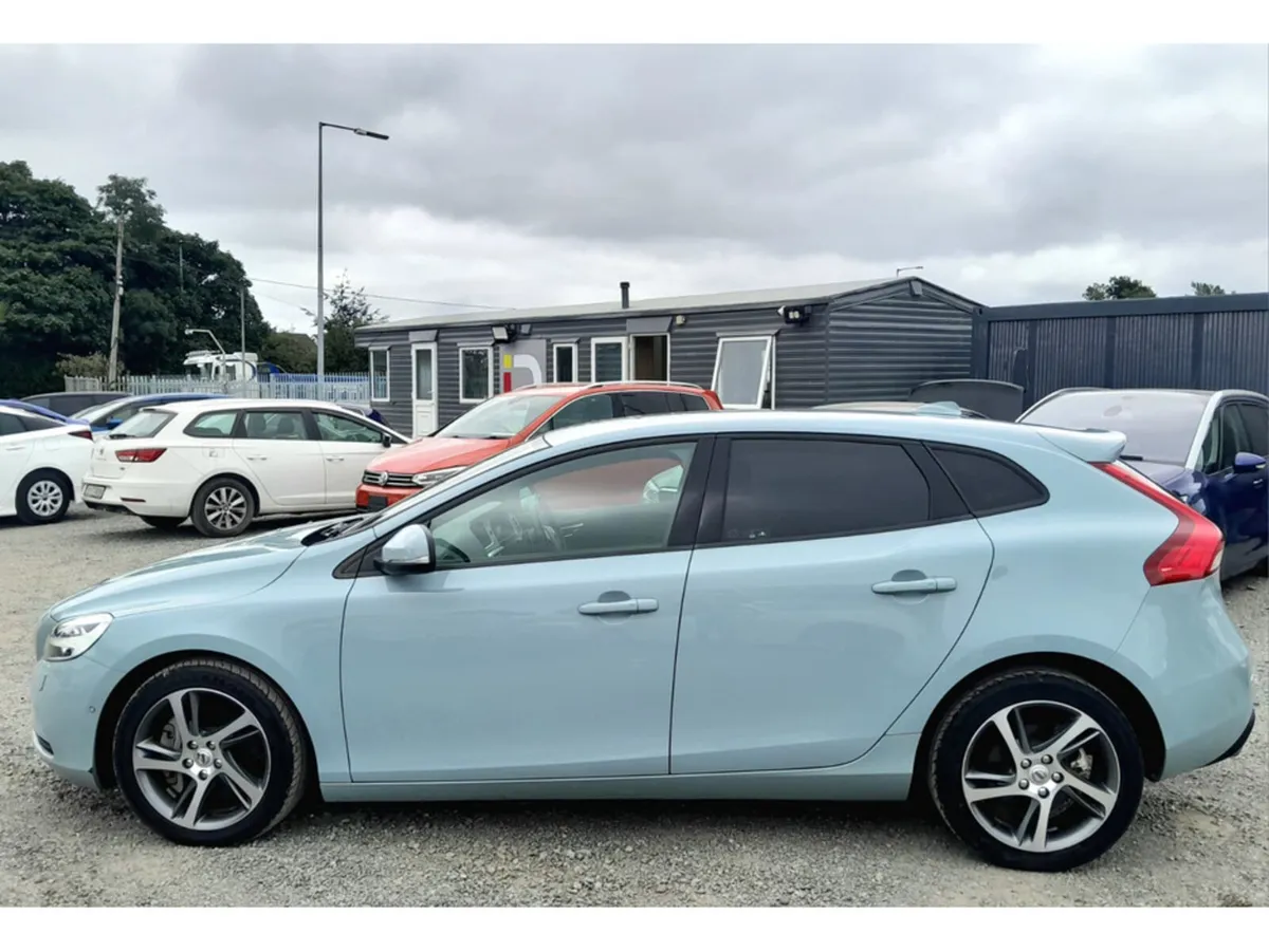 Volvo V40 Hatchback, Diesel, 2018, Green