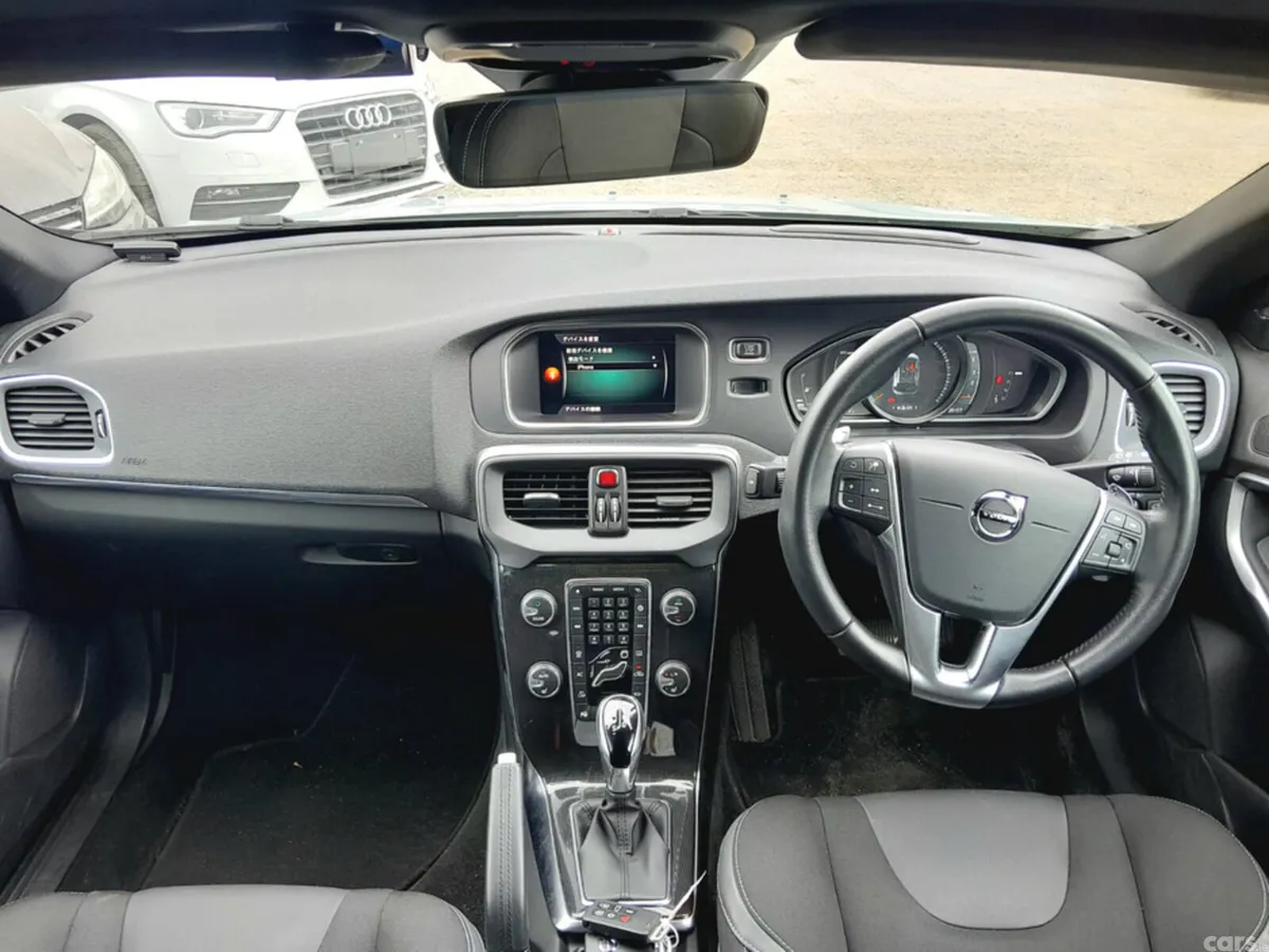 Volvo V40 Hatchback, Diesel, 2018, Green
