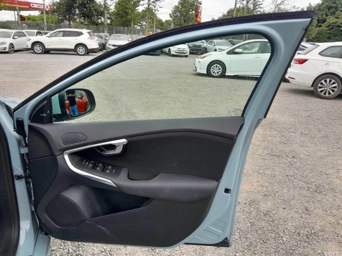 Volvo V40 Hatchback, Diesel, 2018, Green