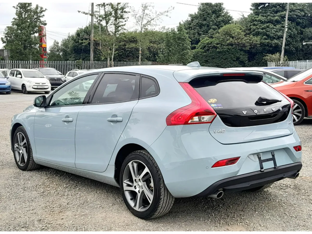 Volvo V40 Hatchback, Diesel, 2018, Green