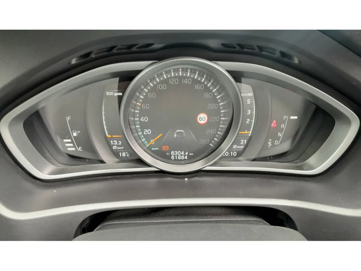 Volvo V40 Hatchback, Diesel, 2018, Green
